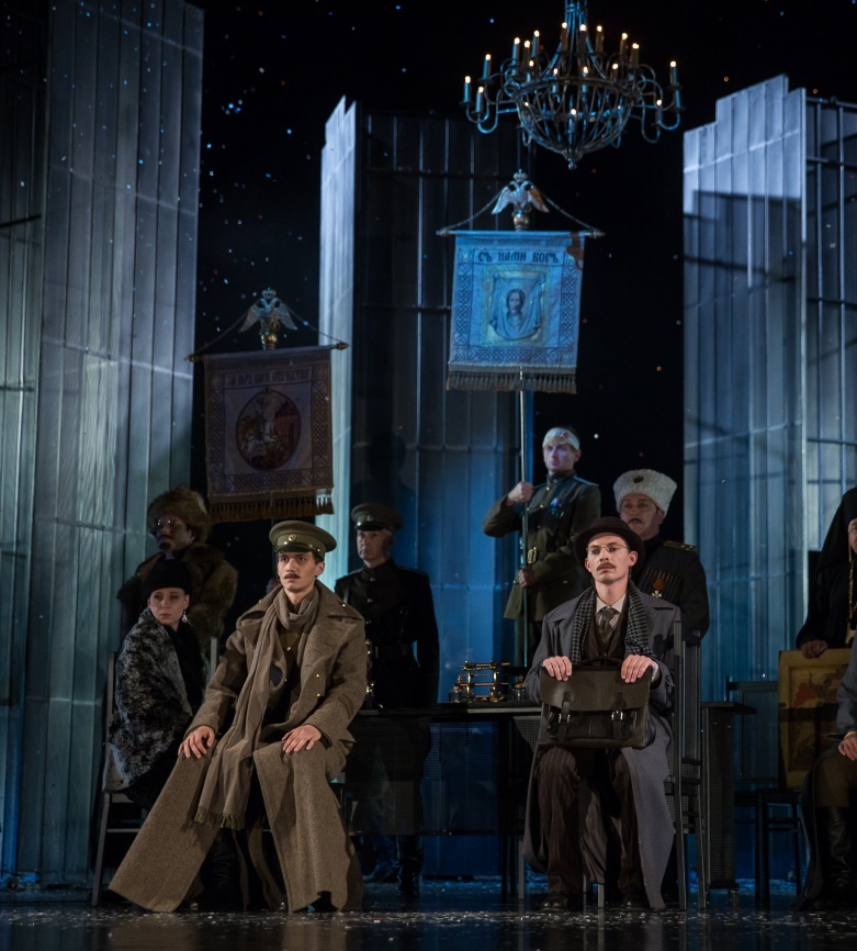 "Бег" в постановке КАРБДТ (Казань). Хлудов - Павел Лазарев, Голубков - Алексей Захаров.