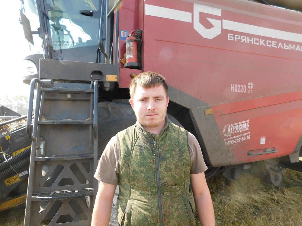    Комбайнер Даниил Бочарников. Фото Анны Зубаревой