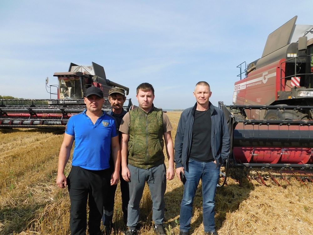    Владимир Засыпкин (справа) и комбайнеры