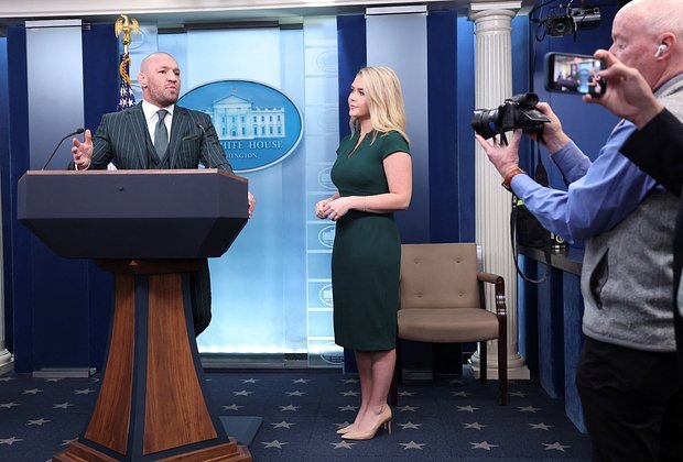    Конор Макгрегор и пресс-секретарь Белого дома Кэролайн Левитт в Белом доме, 17 марта 2025 года. Фото: Kevin Lamarque / Reuters