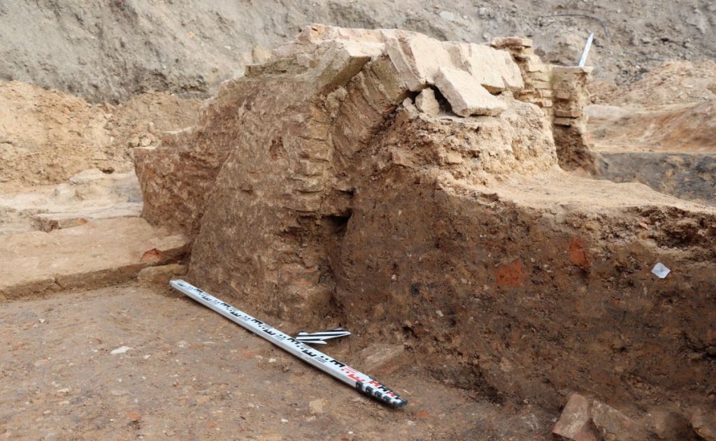    Домонгольская постройка в Смоленске. Фрагмент поперечной стены с выступом под свод. Вид с севера