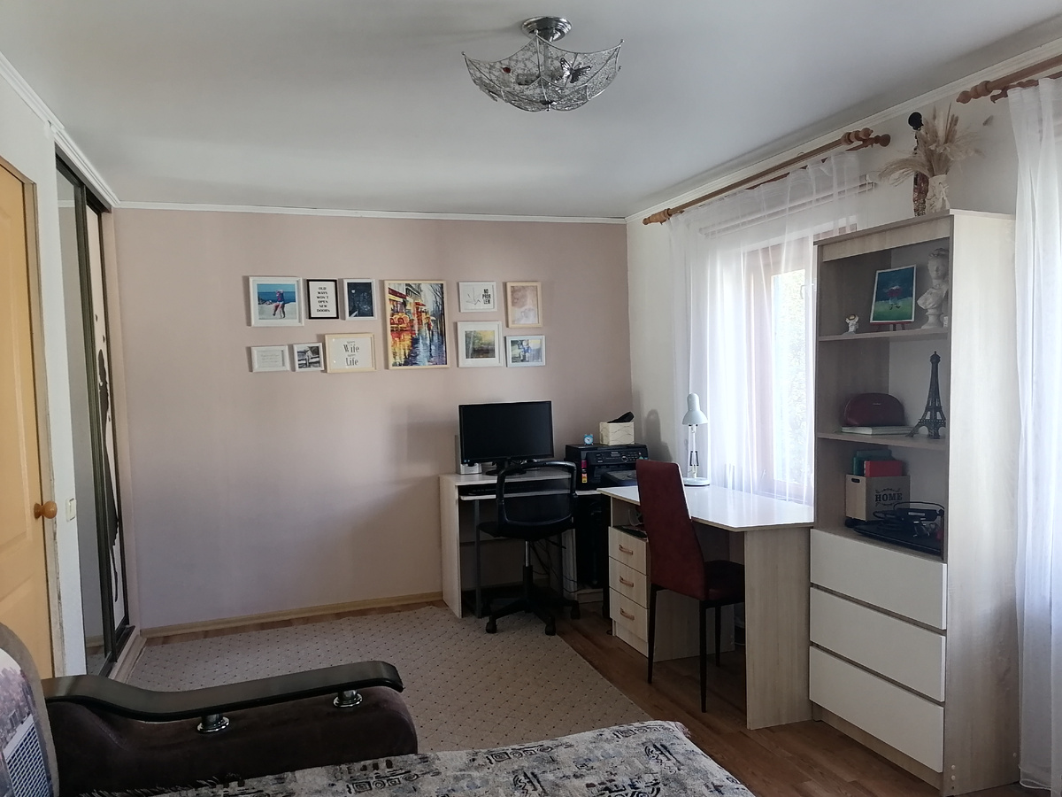 Вид на комнату с дивана