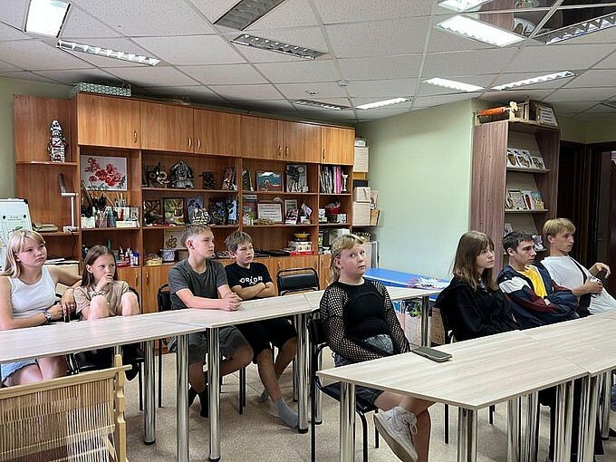 Дети смотрят на экран телеконференции