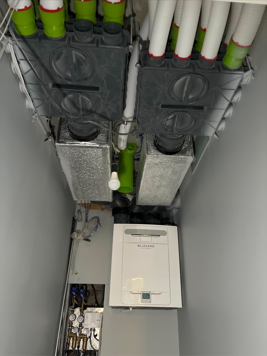 Приточно-вытяжная установка Blizzard Lufttechnik установленная в постироной в квартире