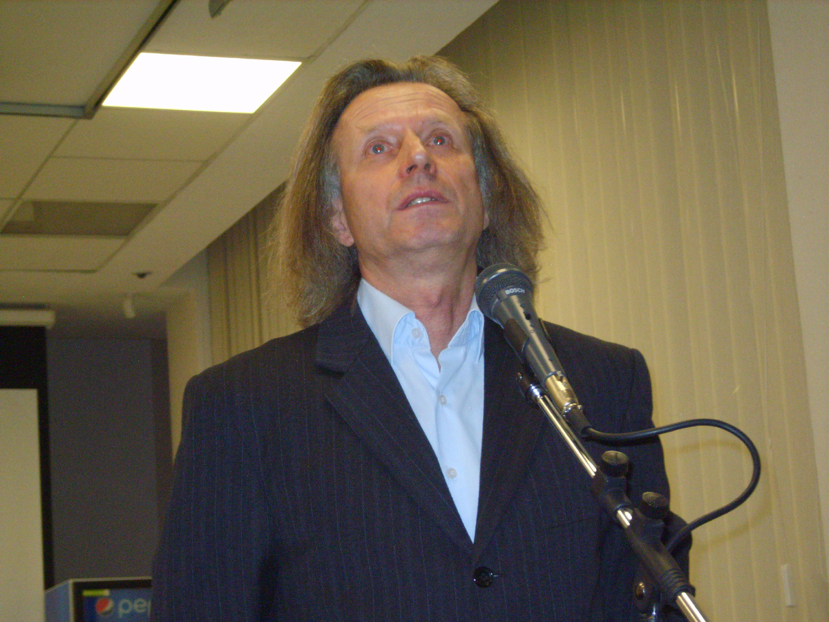 Не удивительно. У них свои дети и родственники имеются.