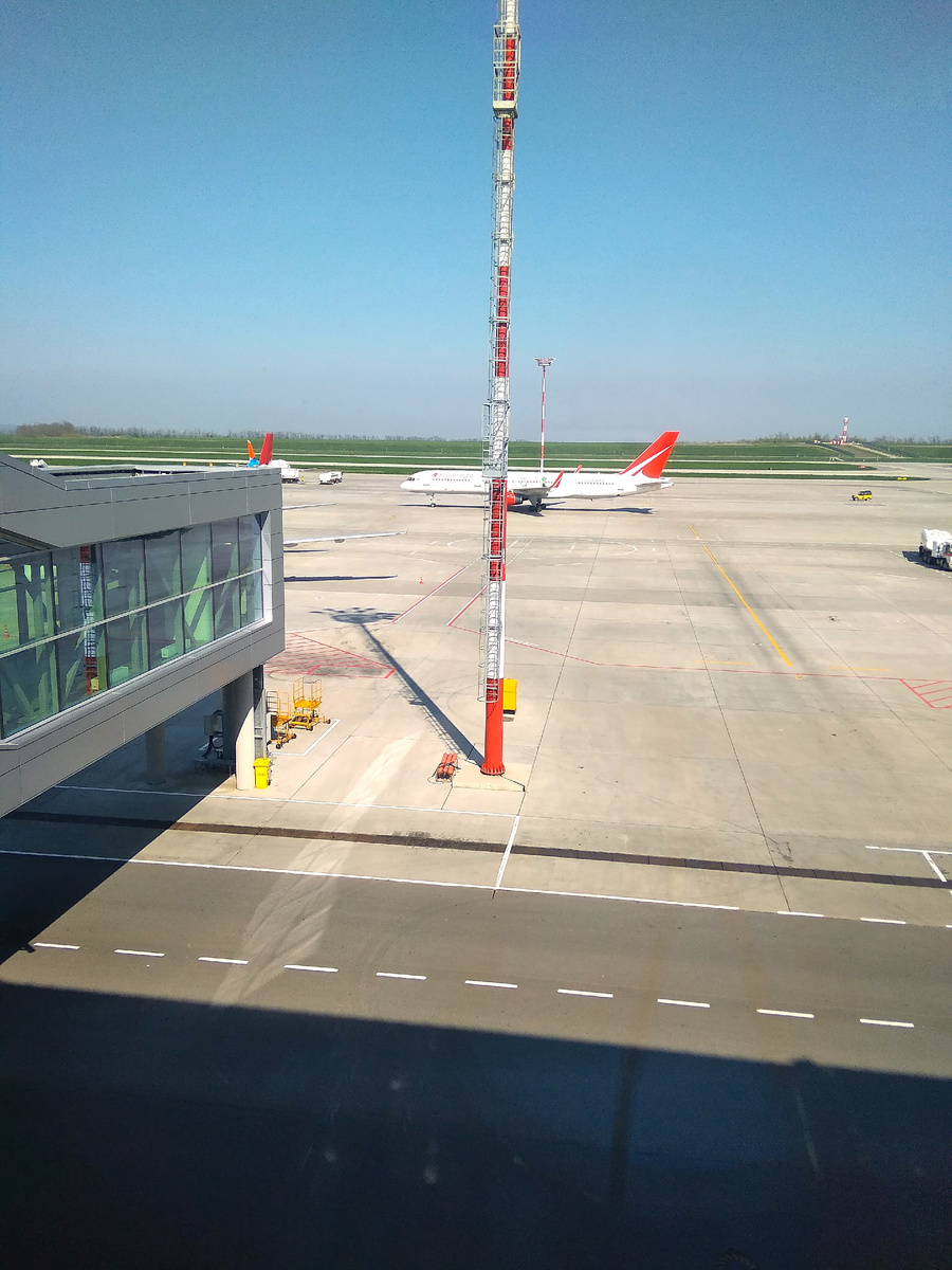 Самолет а аэропорту "Платов" в Ростове-на-Дону (2019 год)