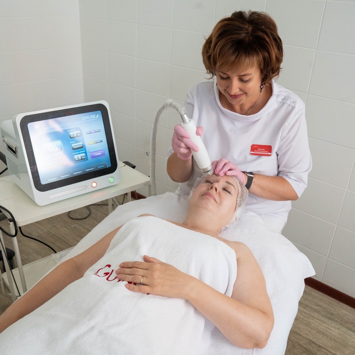 Главный врач "ВитаСПА" Иваова Янина Михайловна проводит процедуру. 