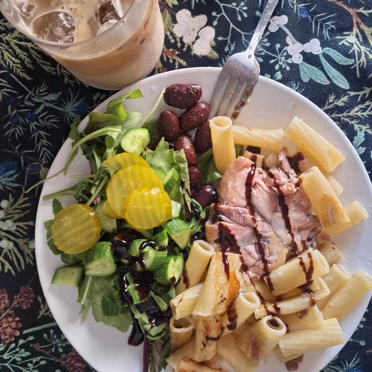 Фото завтрака))) Любите тарелочные фото? Я нет, но иногда размеры моих тарелок поражают даже меня саму. А что поделаешь? Надо питаться ответственно.