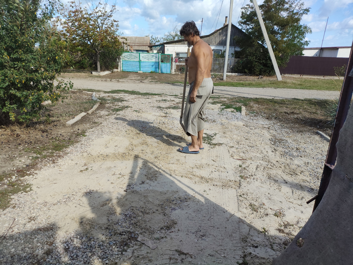 Разравнивает то, что на дорогу раскидали. Много - не мало )))