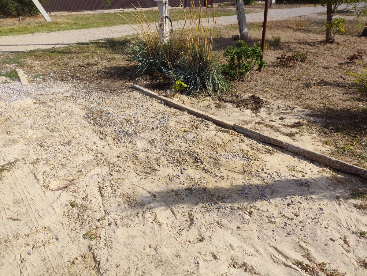 Почти красиво. Скоро песочек высохнет и сквозь щебень уйдет, останется просто щебеночное покрытие