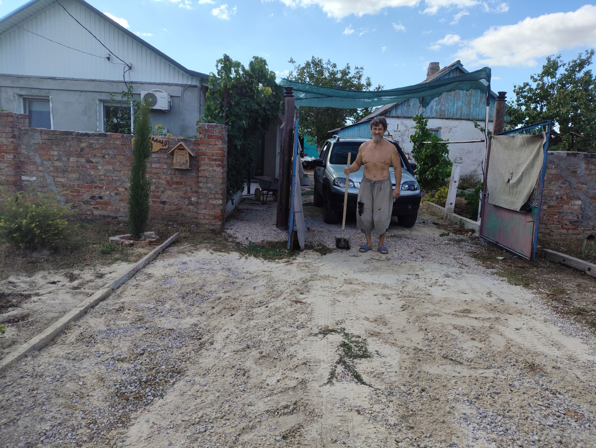 Общий вид. Под машиной тоже несколько тачек разровняли