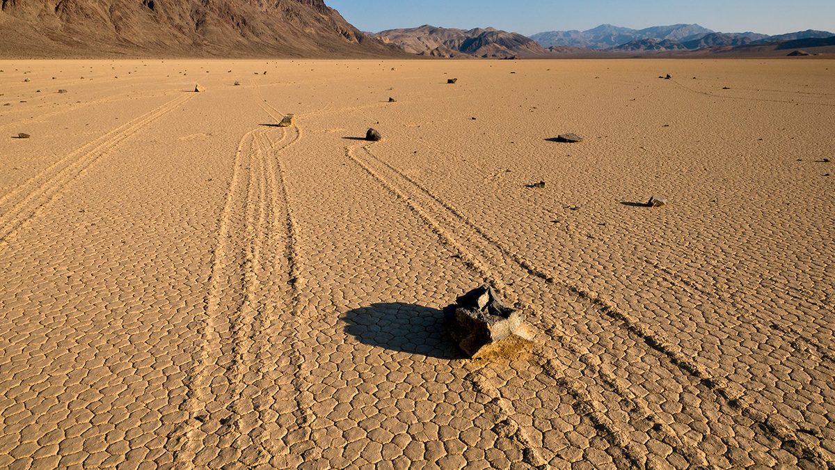 Движущиеся камни Долины Смерти
