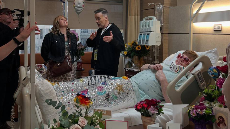    Элтон Джон на «больничной койке» во время съемок «Spinal Tap II». Instagram*/eltonjohn