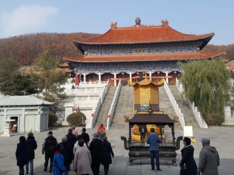 Группа российских туристов на экскурсии в Китае, Дуньхуа