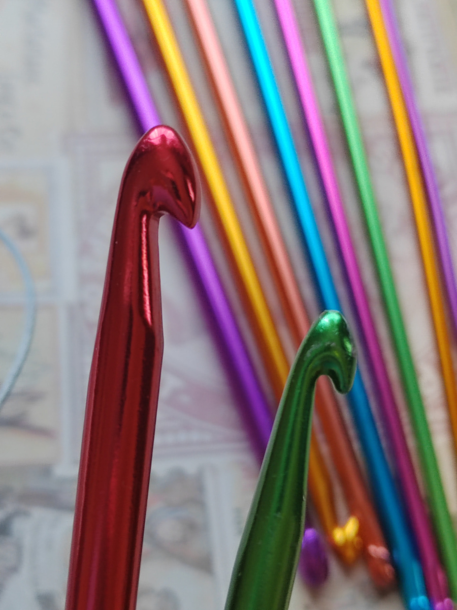 Справа более удобный. Но они похожи. 