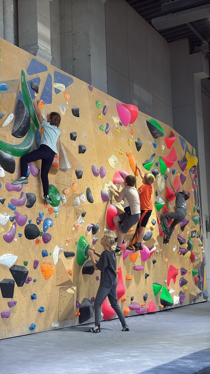 Фото от Петиного тренера. Иногда хочется залезть на стену? Просто залезь ))) 