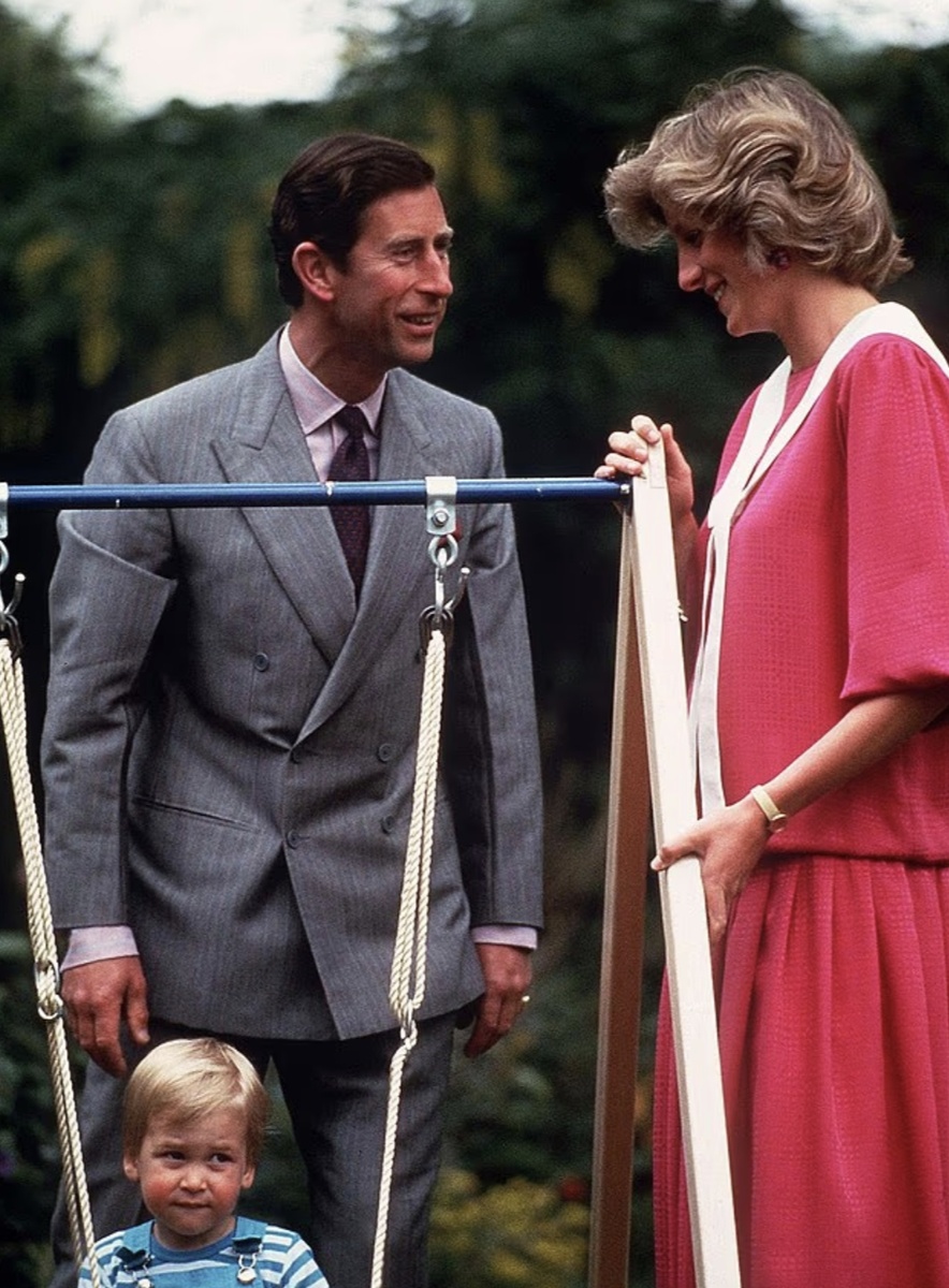 Принц Чарльз, принцесса Диана и принц Уильям изображены в июне 1984 года, за три месяца до рождения принца Гарри.