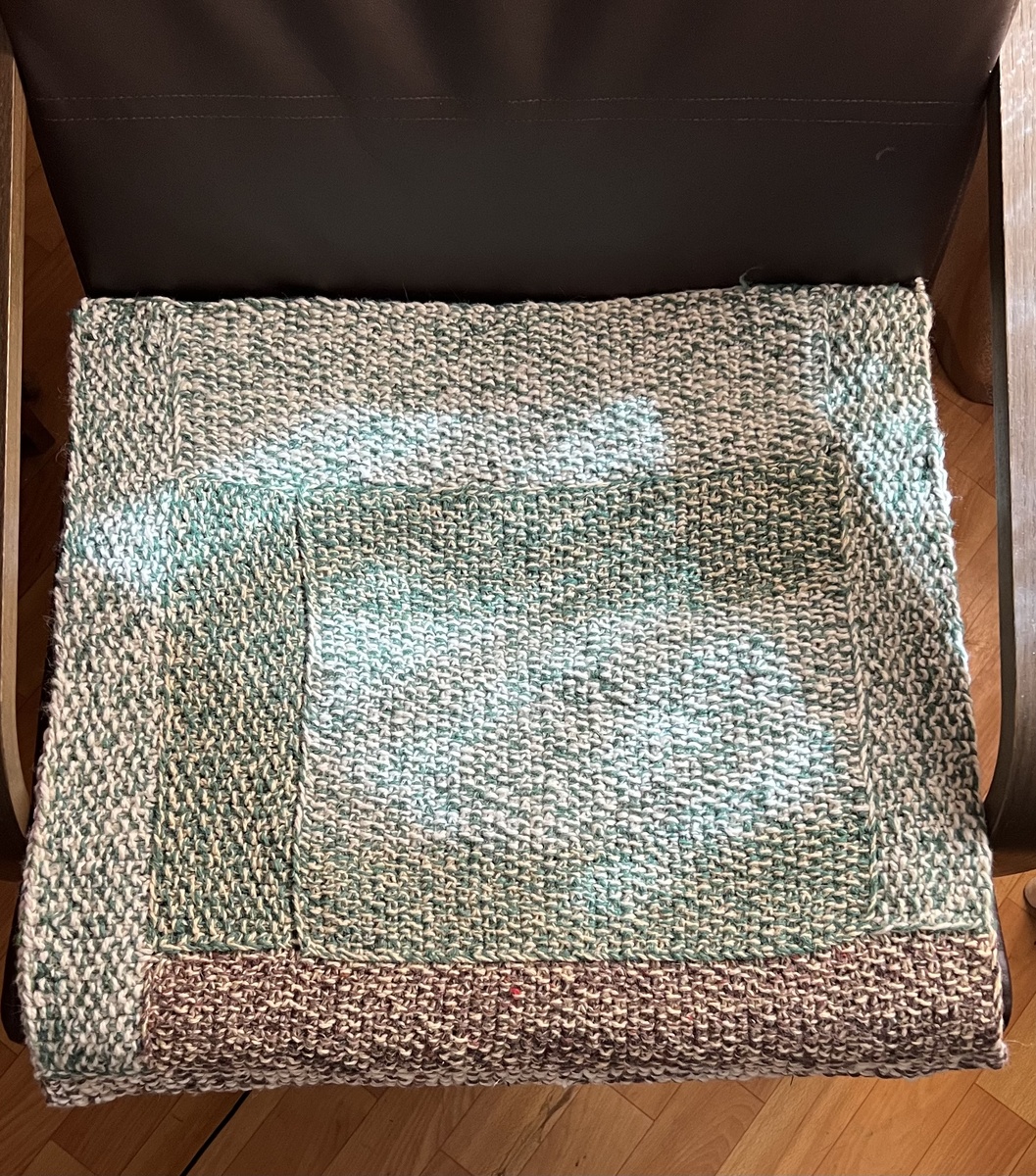 Вот так он выглядит на кресле, которое облюбовано моим серым пушистиком.