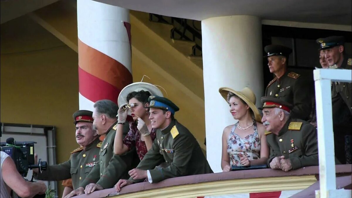 Кадр из сериала "Сын отца народов". Василий Сталин (артист Гела Месхи) на Московском ипподроме