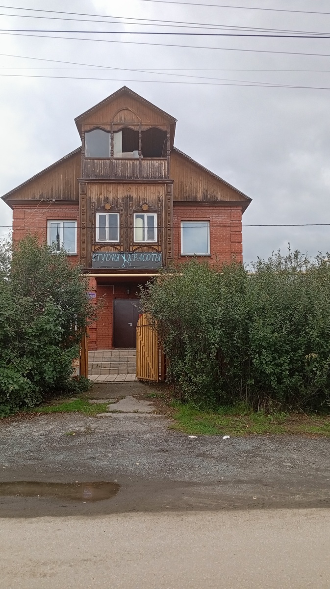 Это в Коченёво такое здание, раньше там магазинчик продуктовый был и колбаса - сервелат вкусный.