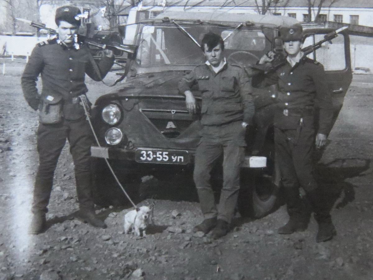 Командирский УАЗ и командирская собачка...