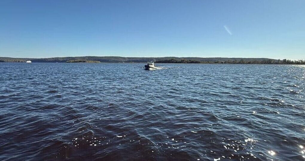 Спасатели продолжают поиски погибших в крушении катера на Волге