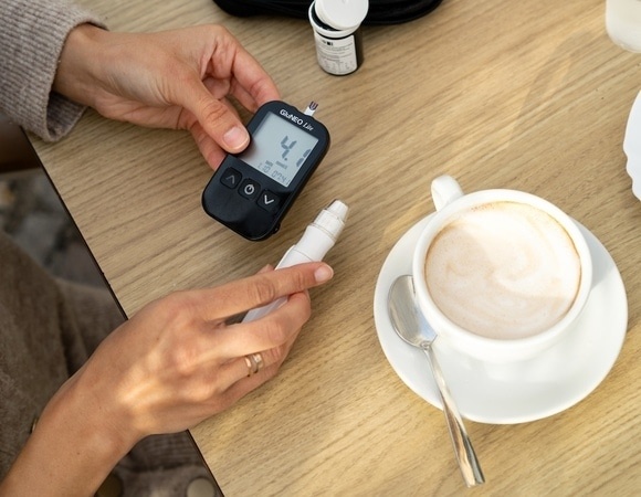 Перечислены 5 напитков, помогающих снизить сахар в крови — кофе в списке