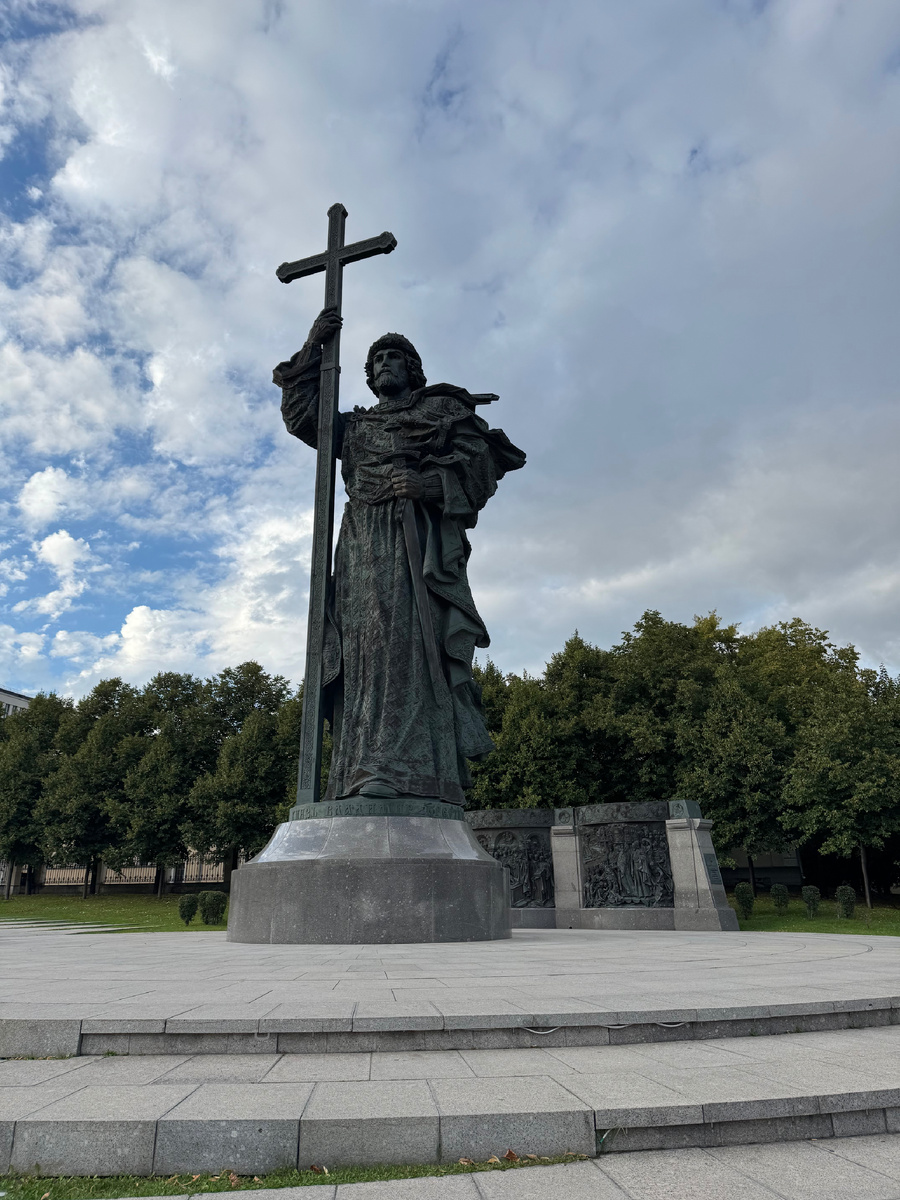 Памятник на Боровицкой площади крестителю Руси князю Владимиру