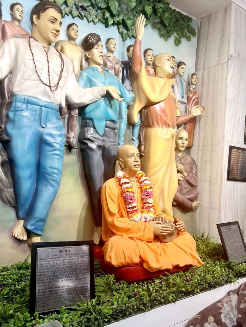 На территории храма есть музей, а также дом, в котором проживал Шрила Прабхупада.