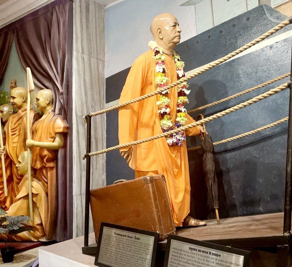 На территории храма есть музей, а также дом, в котором проживал Шрила Прабхупада