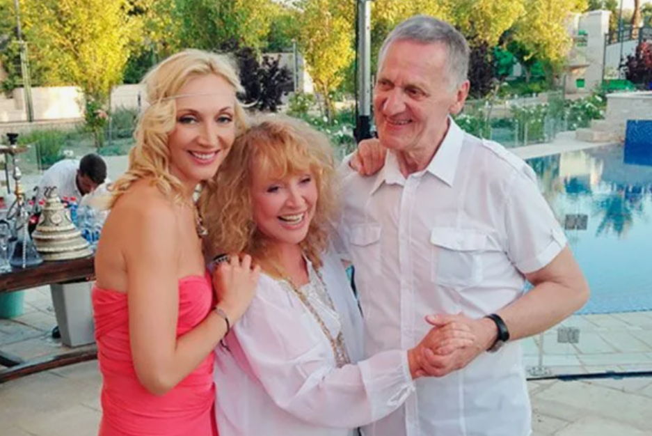 Алла Пугачева с дочкой и Миколасом Орбакасом