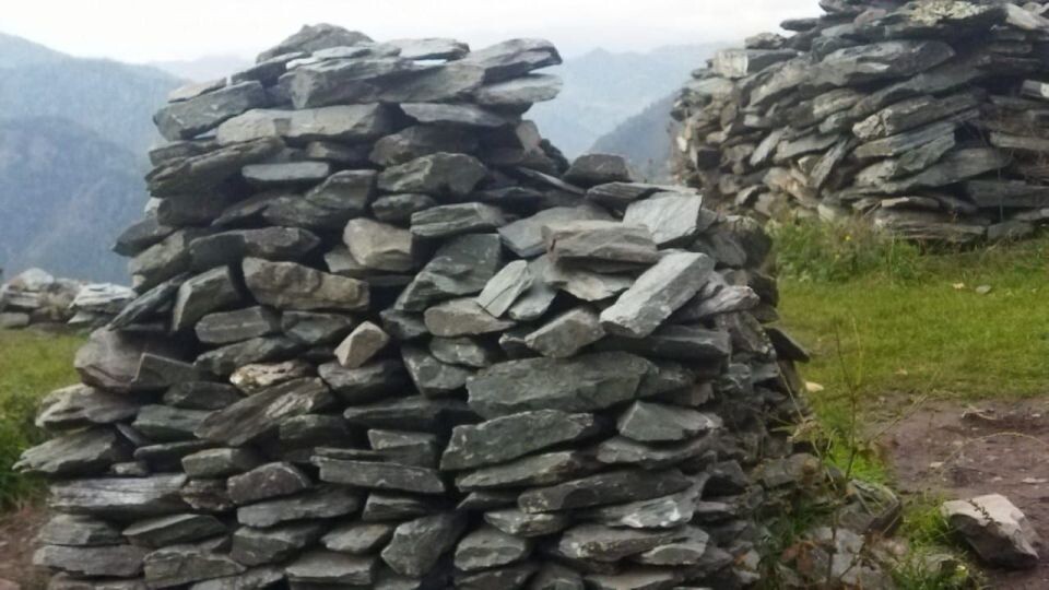    Повреждение культурных объектов на горе Барантал в Чемальском районе. Источник: "Чемальский вестник"