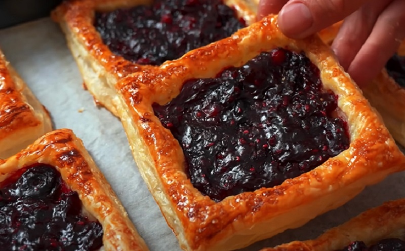 Слойки с ягодами: быстрый десерт, но словно из дорогой кондитерской