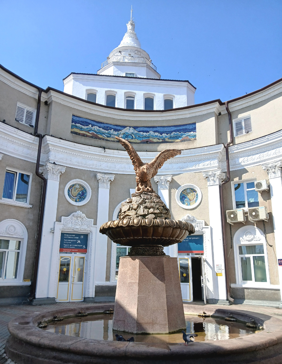 Внутренний дворик ЖД вокзала Минводы