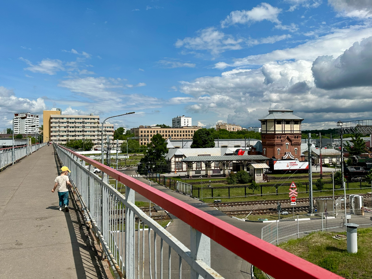 Тимоха идёт, разглядывает всё.
