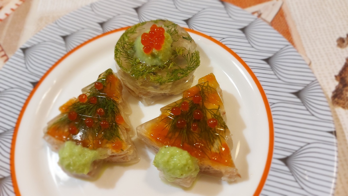 залейте в формы и украсьте к празднику