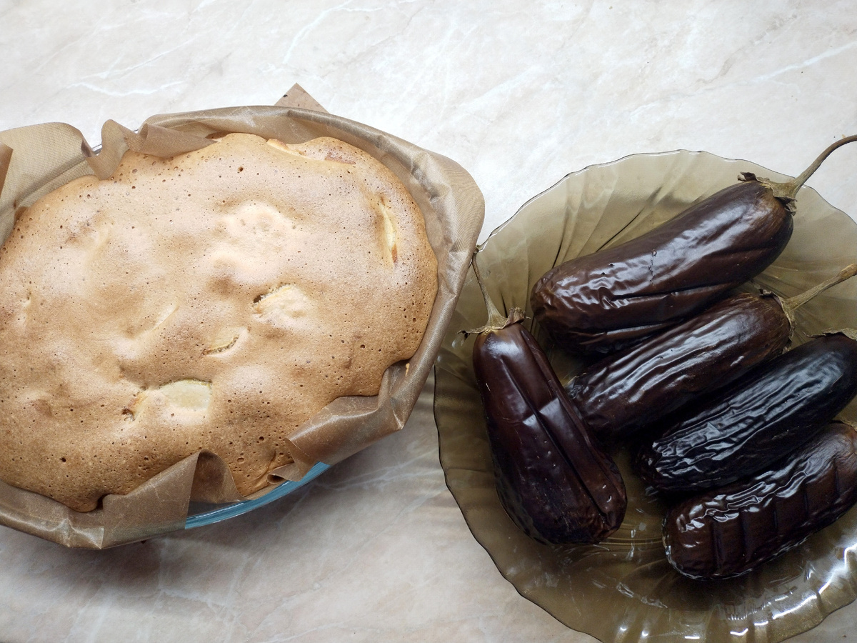 Вот тут на одном фото - и шарлотка, и осень в виде синеньких. :) 