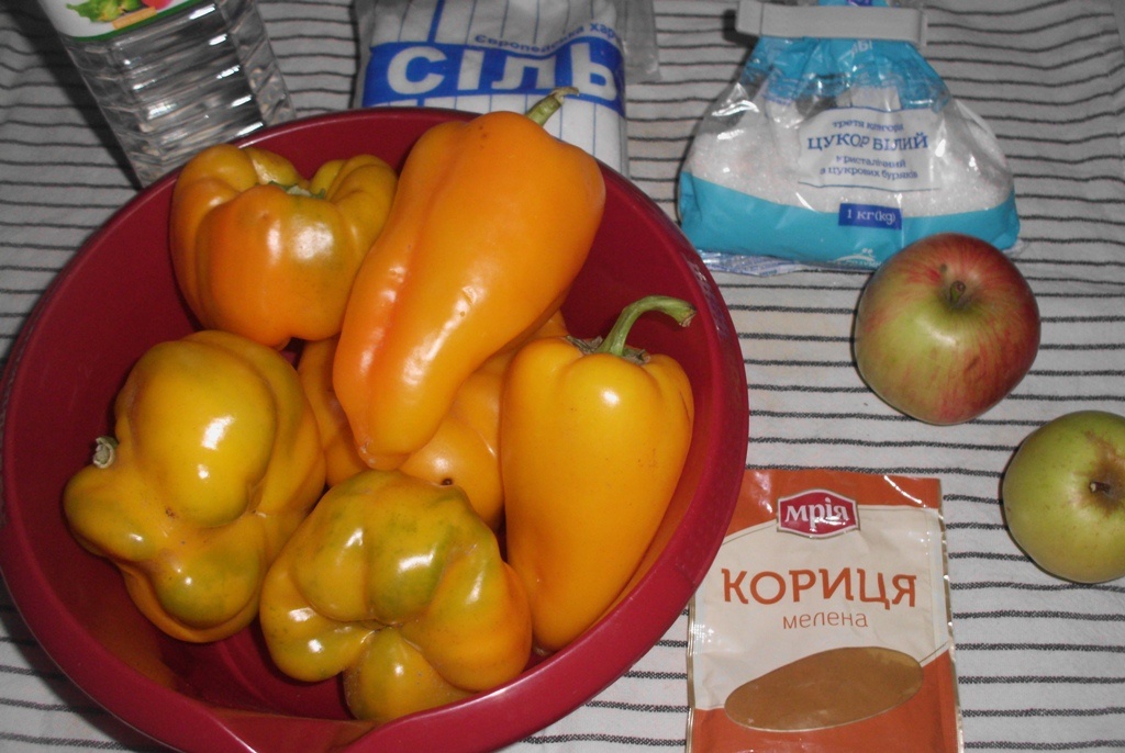 Продукты для приготовления сладкого перца с яблоками и корицей. Фото автора канала Житейская проза