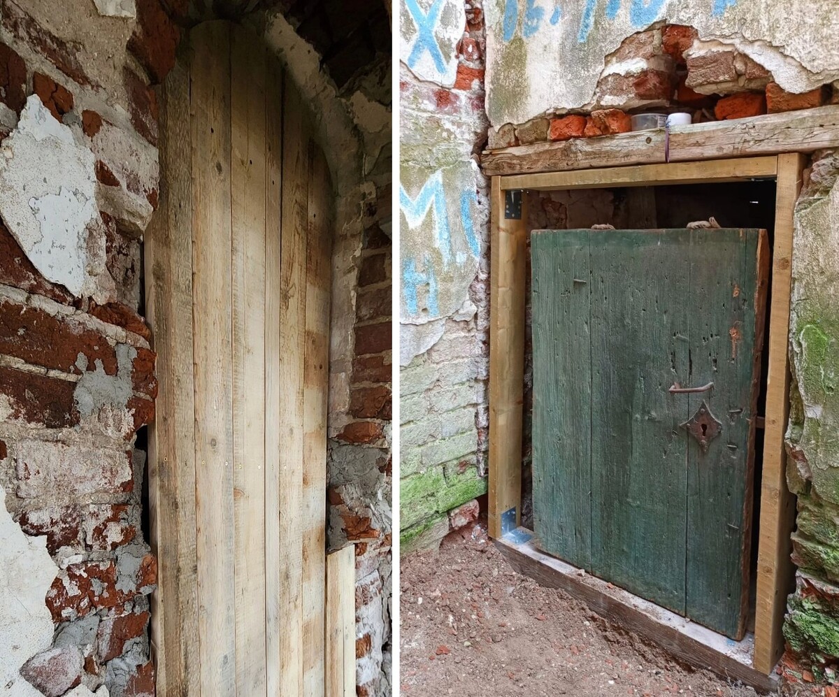 Вход на колокольню храма-маяка в Крохино теперь закрывает старинная дверь