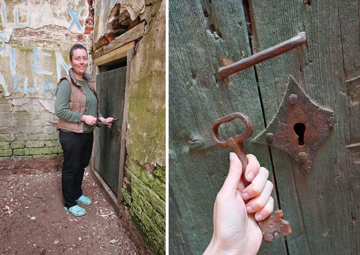 Анор Тукаева, директор Фонда «Крохино» запирает старинную дверь «родным» ключом