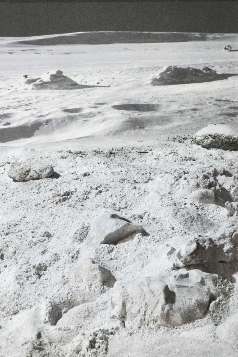 Снимок, переданный луноходом "Москва": лунная гора, образованная потоком лавы из ударного кратера.