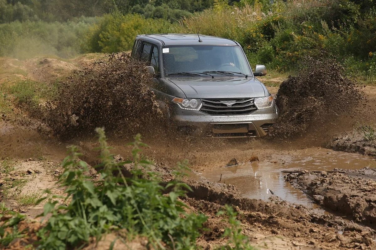Фото заимствовано - https://www.uaz.ru/blog/press/gryaznyij-boj-uaz-patriot-protiv-mitsubishi-pajero