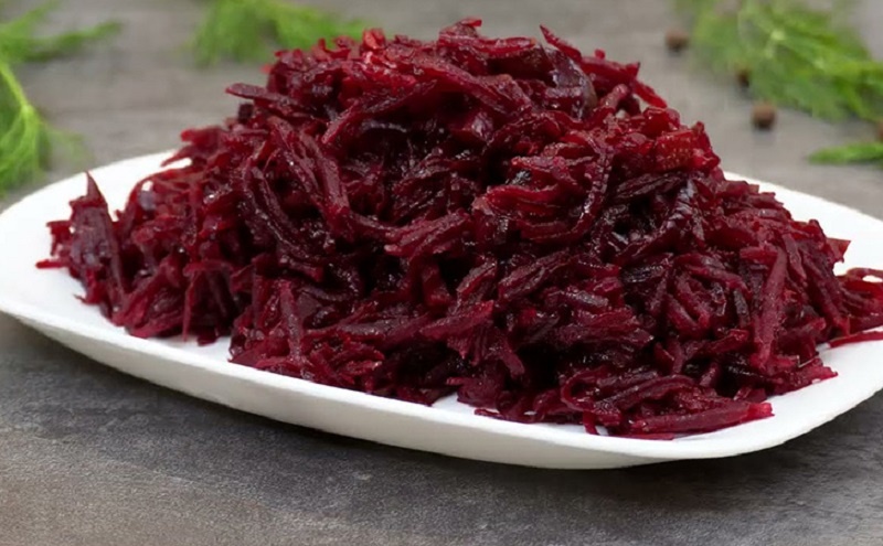 Свекольный салат с маринованными огурцами: яркий вкус за считанные минуты