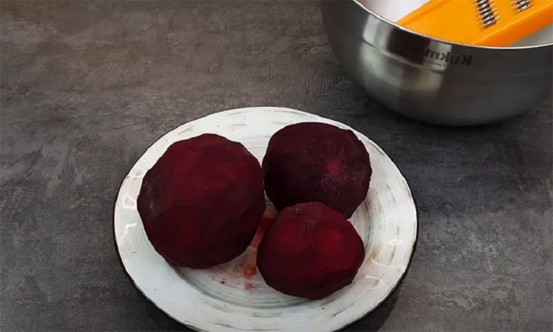 Свекольный салат с маринованными огурцами: яркий вкус за считанные минуты