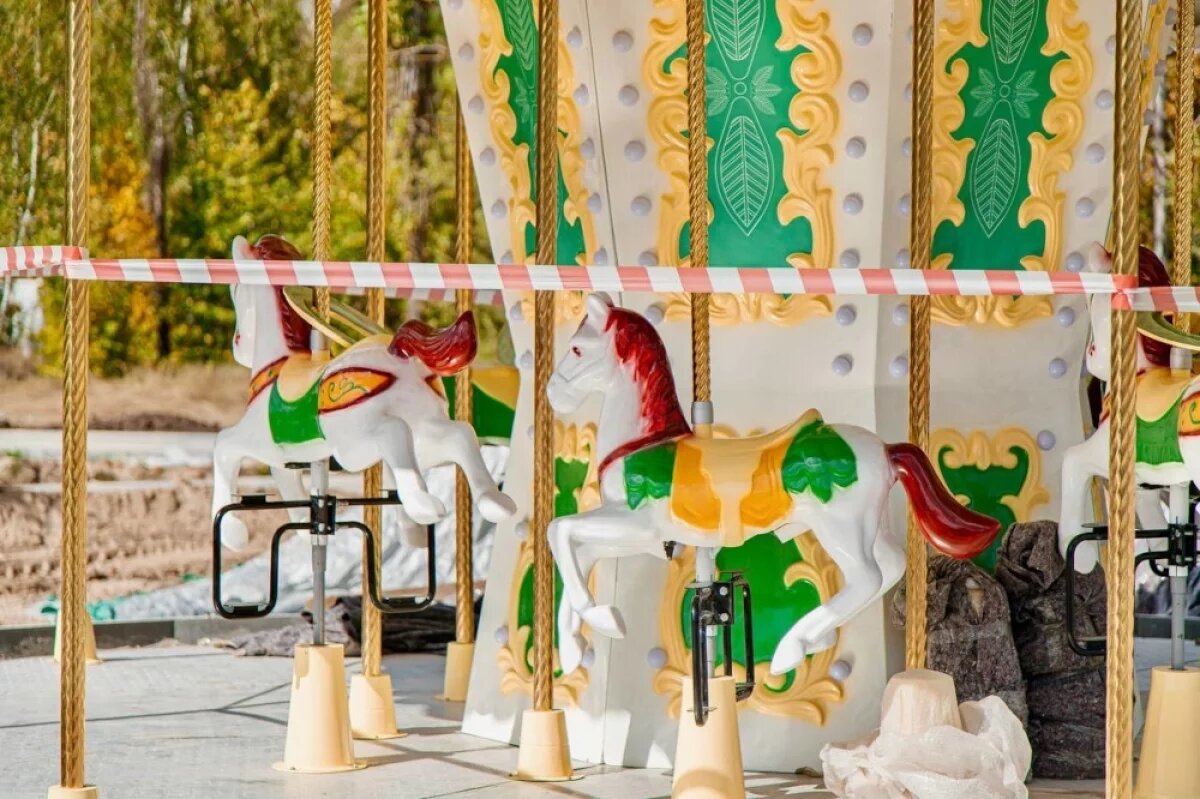    В Нижнем парке Липецка установили уже 9 аттракционов из 11