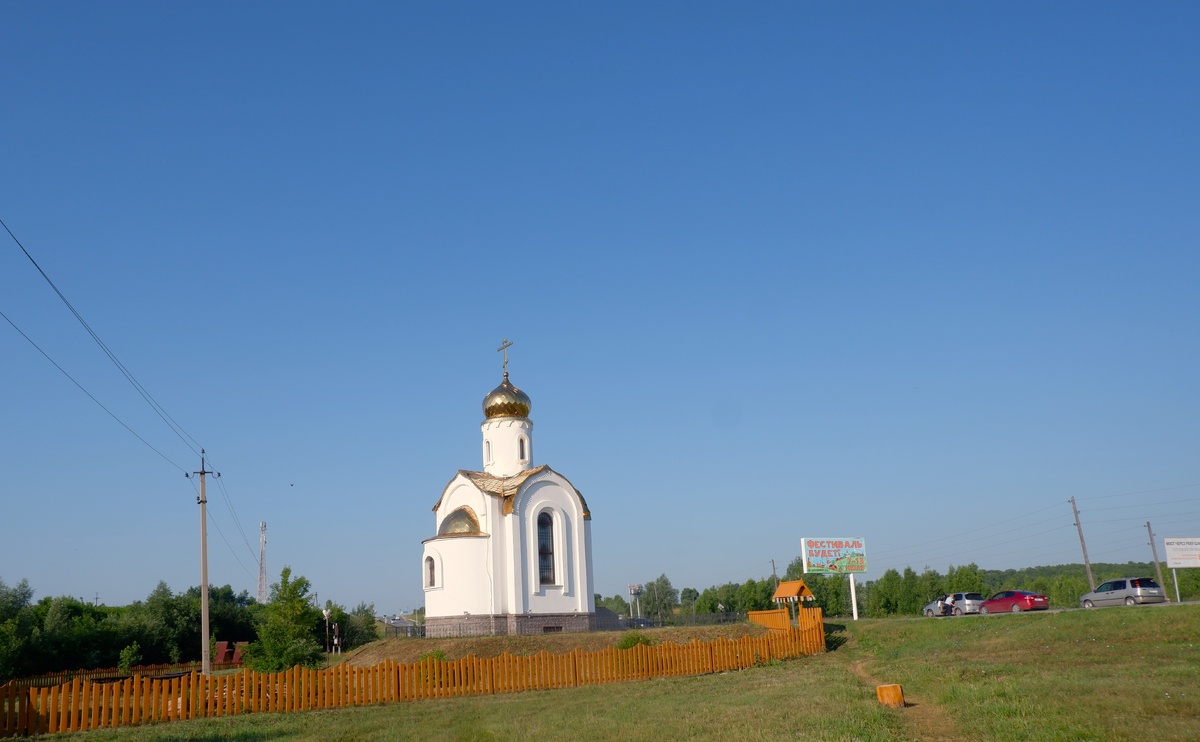 Церковь святого Геннадия видно на трассе издалека