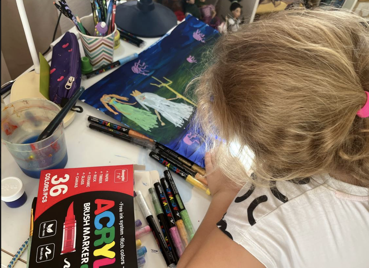 Ребёнок рисует сам