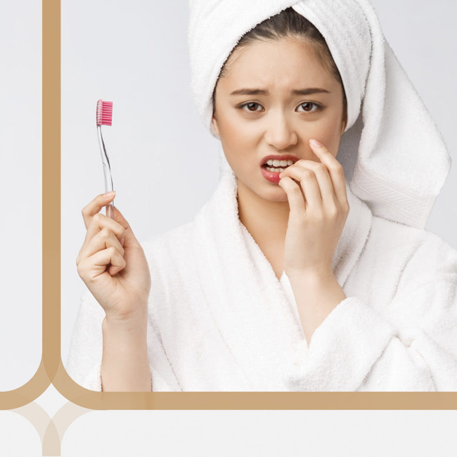 Кровоточивость дёсен при частке зубов - признак развития заболевания дёсен.