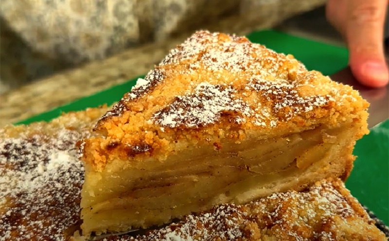 Яблочный пирог с кремовой начинкой: максимум вкуса, минимум теста