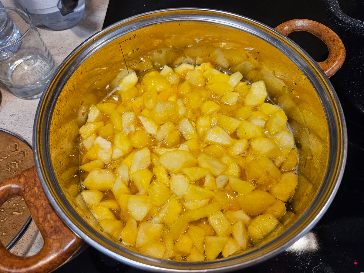 Фрукты почистила, нарезала, засыпала сахаром